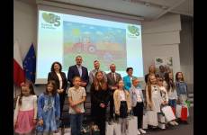 Przedstawiciele urzędów - współorganizatorzy konkursów z laureatami