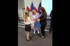 Sylwia Krawczyk, p.o. Okręgowego Inspektora Pracy w Bydgoszczy podczas wręczania nagrody laureatowi konkursu
