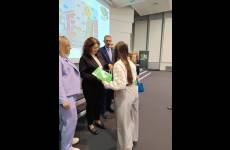 Sylwia Krawczyk, p.o. Okręgowego Inspektora Pracy w Bydgoszczy podczas wręczania nagrody laureatowi konkursu