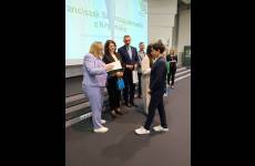 Sylwia Krawczyk, p.o. Okręgowego Inspektora Pracy w Bydgoszczy podczas wręczania nagrody laureatowi konkursu