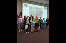 Przedstawiciele urzędów - współorganizatorzy konkursów z laureatami
