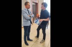 Inspektor pracy Daniel Grobelski podczas udzielania wypowiedzi dla Radia Eska