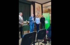 Spotkanie szkoleniowe. Stoją od lewej: Burmistrz Miasta i Gminy Gąsawa Jacek Superczyński, Prezes Kujawsko-Pomorskiej Izby Rolniczej Ryszard Kierzek, Małgorzata Grzanka z Okręgowego Inspektoratu Pracy w Bydgoszczy oraz inspektor pracy Gabriel Tyszkiewicz