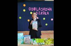 Przedstawiciel Okręgowego Inspektoratu Pracy w Bydgoszczy podczas prezentacji stoiska w Szkole Podstawowej w Królikowie