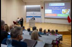 Uczestnicy konferencji podczas wystąpienia Danuty Kalinowskiej, Okręgowego Inspektora Pracy w Bydgoszczy