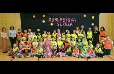 Przedstawiciele Okręgowego Inspektoratu Pracy w Bydgoszczy z nauczycielami i uczniami klas I-III Szkoły Podstawowej w Królikowie