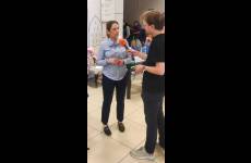Pracownik Okręgowego Inspektoratu Pracy w Bydgoszczy, Małgorzata Grzanka podczas udzielania wypowiedzi dla Radia Eska