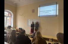 Inspektorki pracy Alicja Jaworska i Zuzanna Iwaszko podczas spotkania ze studentami Uniwersytetu Kazimierza Wielkiego w Bydgoszczy