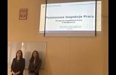Inspektorki pracy Alicja Jaworska i Zuzanna Iwaszko podczas spotkania ze studentami Uniwersytetu Kazimierza Wielkiego w Bydgoszczy