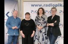 Inspektorzy pracy i pozostali goście audycji w studiu Radia PiK