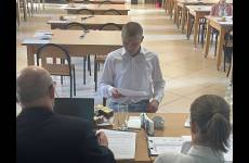 Uczestnik Konkursu Wiedzy o Zasadach BHP „Bezpiecznie od startu” w trakcie części ustnej