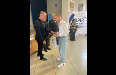 Zastępca Okręgowego Inspektora Pracy w Bydgoszczy Grzegorz Meler podczas wręczania nagród laureatom konkursu