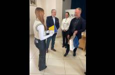 Zastępca Okręgowego Inspektora Pracy w Bydgoszczy Grzegorz Meler podczas wręczania nagród laureatom konkursu