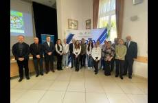 Laureaci Konkursu Wiedzy o Zasadach BHP „Bezpiecznie od startu” z członkami komisji konkursowej oraz nauczycielami