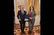 Sylwia Krawczyk, p.o. Okręgowego Inspektora Pracy w Bydgoszczy z przedstawicielem nagrodzonej fimry, Ewikor Contruction sp. z o.o.