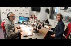 Specjaliści Okręgowego Inspektoratu Pracy w Bydgoszczy z prowadzącym audycję w studiu Radia Pomorza i Kujaw