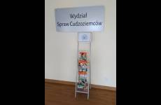 Dyspenser z wydawnictwami Państwowej Inspekcji Pracy